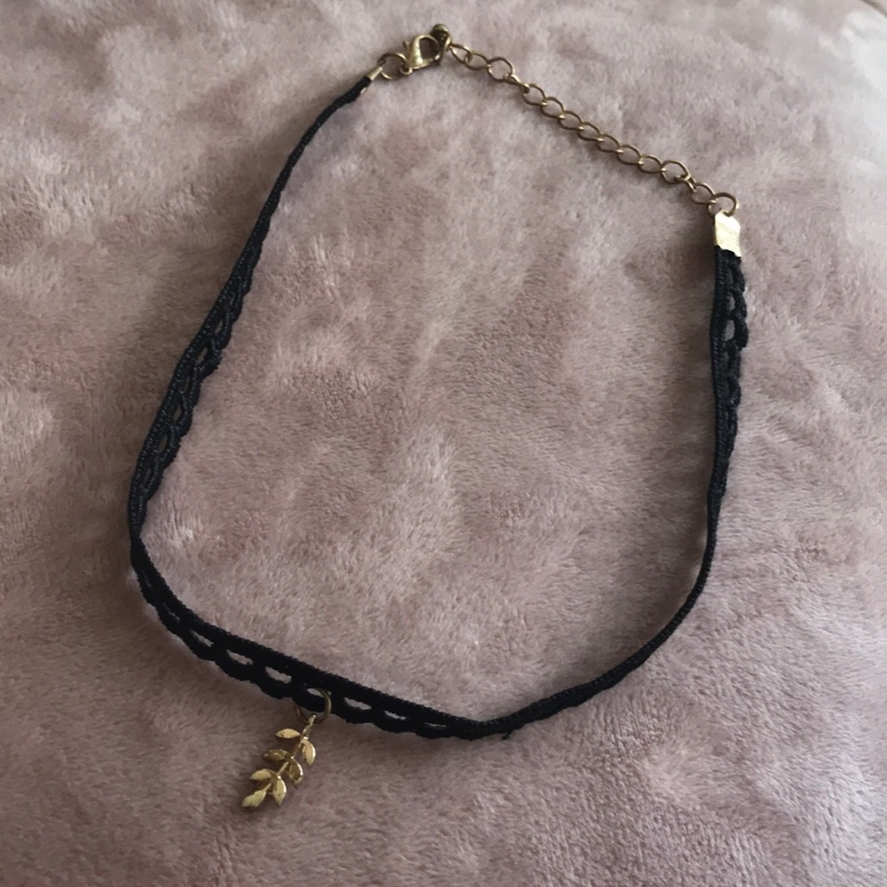 Chocker with leaf